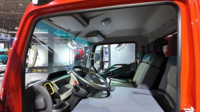 202511121651382135972884